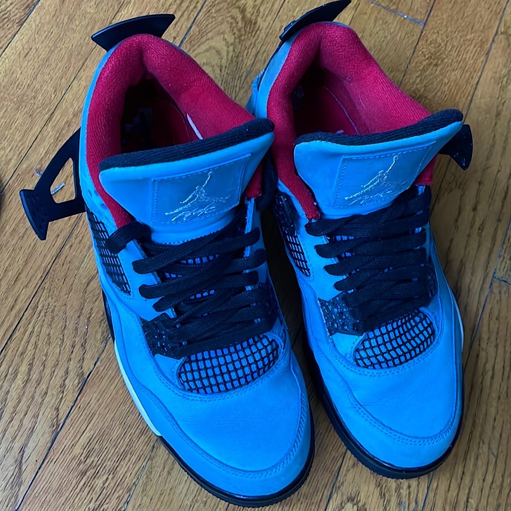 TRAVIS SCOTT X AIR JORDAN 4 . SIZE 9 US